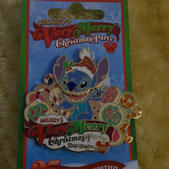 Very Merry Christmas Party Pins 2008 Disney- Stitch. New - Picture 2 of 4